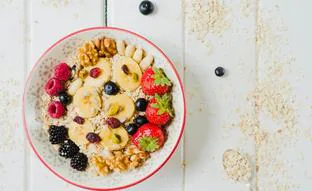 Cinco recetas con avena para desayunar que ayudan a controlar la glucosa y a bajar los niveles de triglicéridos