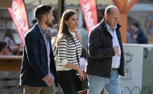 La reina Letizia, escapada de incógnito a la Feria del Libro con bailarinas, vaqueros y camiseta de rayas: así es su look cómodo y anónimo