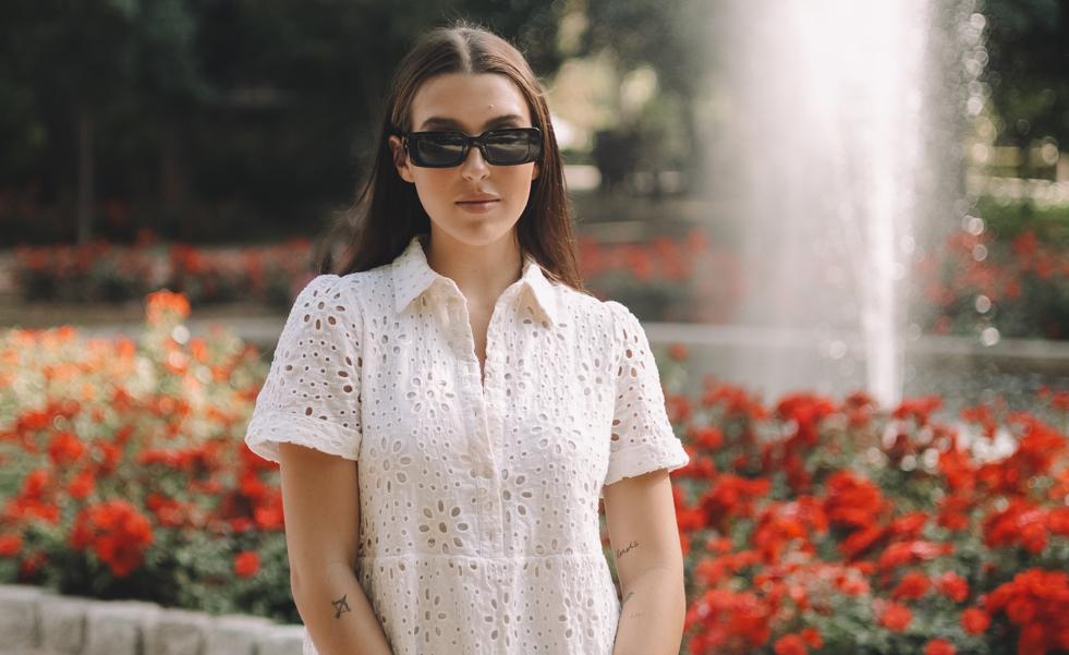 El look con vestido camisero y sandalias planas de Alba Díaz que todas van querer llevar este verano