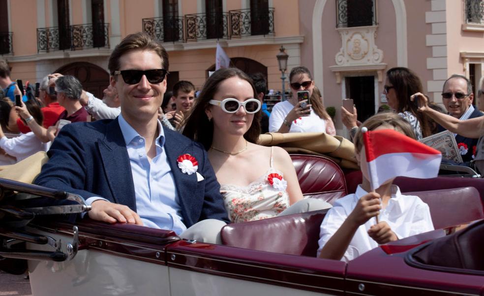 Alexandra de Hannover sorprende con vestido lencero de flores y los zapatos made in Spain que comparte con su cuñada Beatrice Borromeo