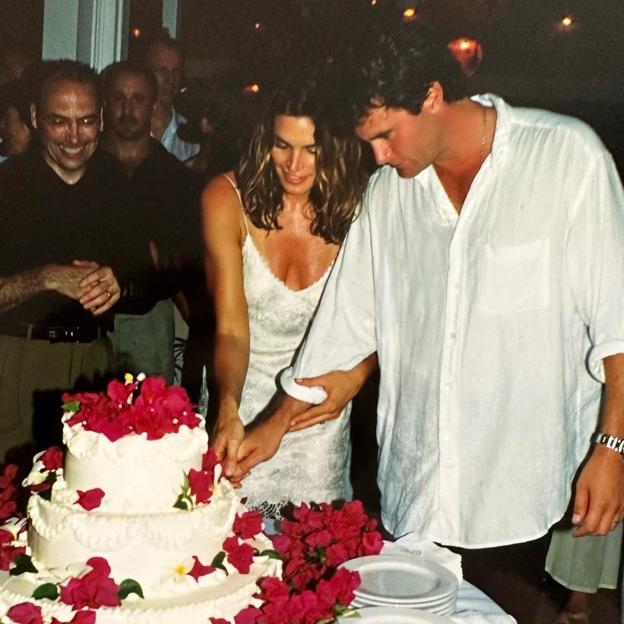 Cindy Crawford cortando la tarta el día de su boda.