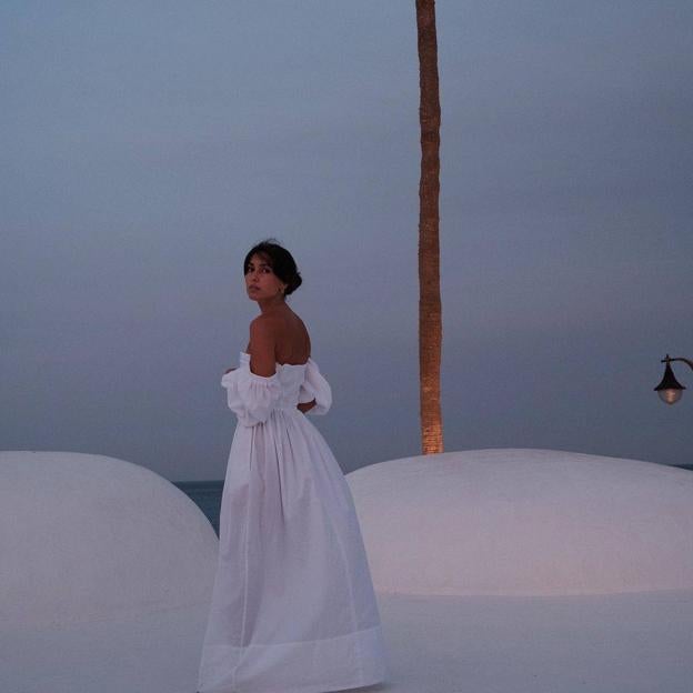 Eugenia Silva sabe cómo combinar este verano la camisa blanca que arrasa entre las francesas