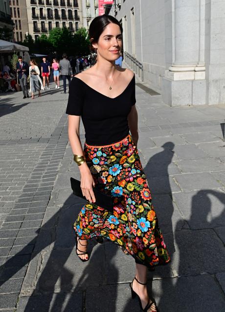 Sofía Palazuelo llegando al Teatro Real con falda estampada. Foto: Gtres.