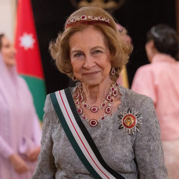 El secreto de la tiara de rubíes que la reina Sofía llevó en Jordania a juego con un espectacular collar doble que antes llevó Audrey Hepburn