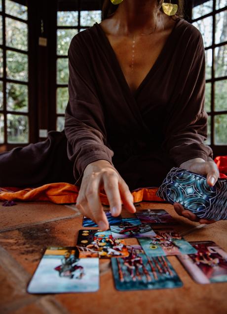 Mujer echando las cartas del Tarot/PEXELS