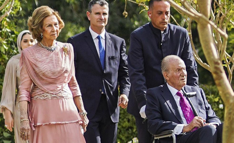 La reina Sofía, muy elegante, se reencuenta con Juan Carlos en la boda de Hussein de Jordania: así es el espectacular look de la emérita