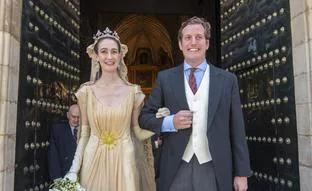 El vestido de novia made in Spain con tiara de perlas y diamantes de Sol Medina, hija de los duques de Segorbe (y prima de Rafael Medina)