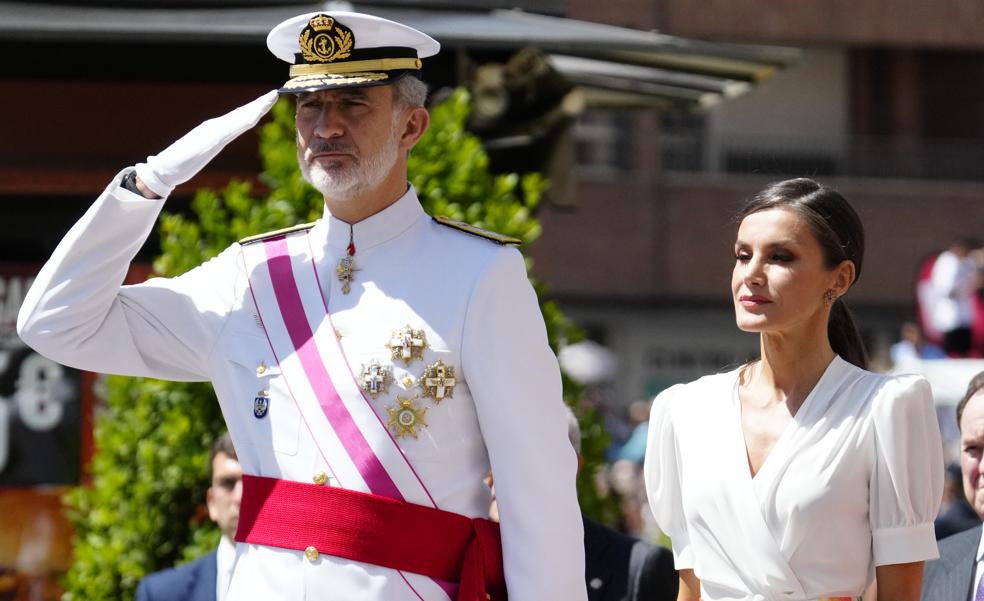 La reina Letizia, guapísima y muy elegante en el Día de las Fuerzas Armadas con una falda de flores midi