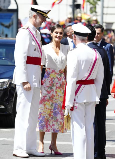 Los reyes Felipe y Letizia en su llegada al acto del Día de las Fuerzas Armadas. / LIMITED PICTURES