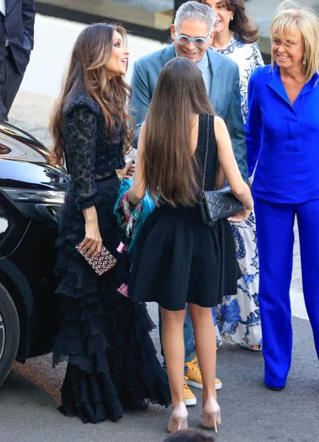 Paloma Cuevas y su hija saludando a Boris Izaguirre y Rosa Clará en la preboda de Daniel Clará. / GTRES