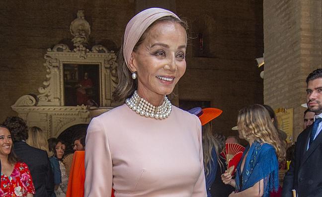 El sorprendente look de invitada de Isabel Preysler: el truco rejuvenecedor con el que ha arrasado en la boda de Sol Medina