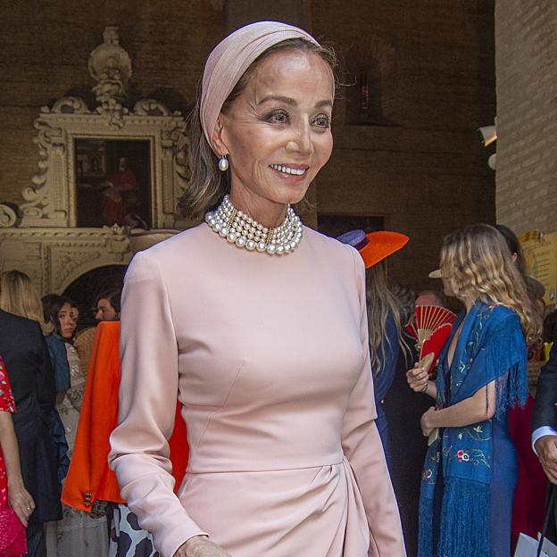 El sorprendente look de invitada de Isabel Preysler: el truco rejuvenecedor con el que ha arrasado en la boda de Sol Medina