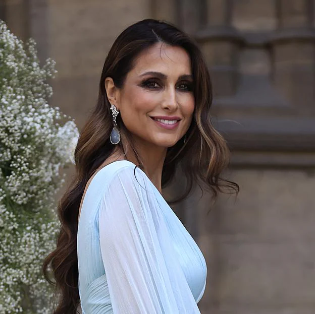 El espectacular look de Paloma Cuevas en la boda del hijo de rosa Clará: un precioso vestido azul a juego con su hija
