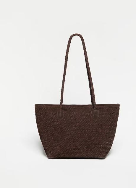 Bolso trenzado en marrón chocolate de Sfera. Foto: Sfera.