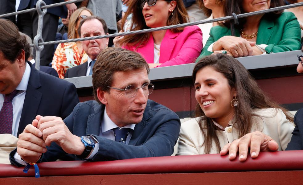 El alcalde de Madrid y su novia, en la plaza de toros de las Ventas. 