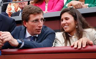 Quién es quién en la familia de Teresa Urquijo, la novia de Almeida: su relación con los Borbón y su amistad con Letizia y Felipe