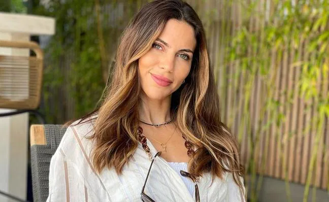 Quién es Melissa Jiménez, la periodista y nueva novia de Fernando Alonso que arrasa con sus looks dentro y fuera de la Fórmula 1