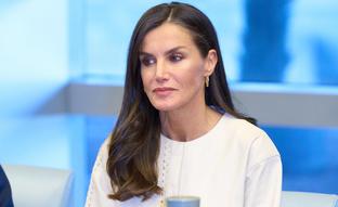 La reina Letizia elige el vestido blanco con bordados más bonito de Massimo Dutti: su look cómodo más elegante de la temporada