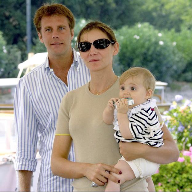 Emmanuel Filiberto de Saboya y Clotilde Coureau con la pequeña Vittoria en brazos en una imagen de archivo.