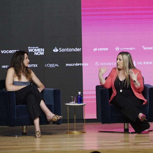 Marita Alonso, periodista, y Cathy Hackl, en el congreso Santander WomenNOW. 