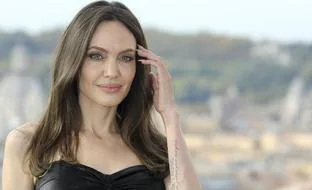 Hablemos del cambio de look de Angelina Jolie: así es como un nuevo color de pelo le ha quitado años de encima