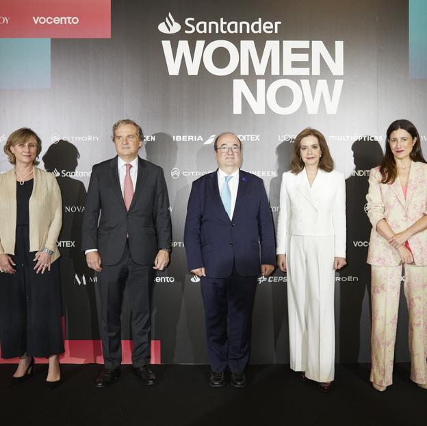 Belén Cano, Global Head of Talent Management & International Mobility Banco Santander; Ignacio Ybarra, presidente de Vocento; Miquel Iceta, ministro de Cultura y Deporte; Lourdes Garzón, directora de Santander WomenNOW; y Samary Fernández Feito, directora general del Área de Lujo, Estilo de vida y Revistas de Vocento. ·