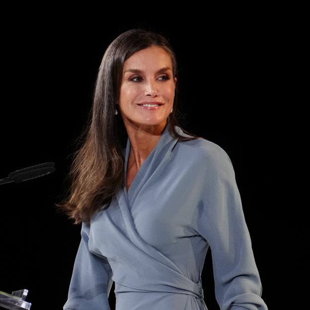 La reina Letizia con un vestido gris azulado.