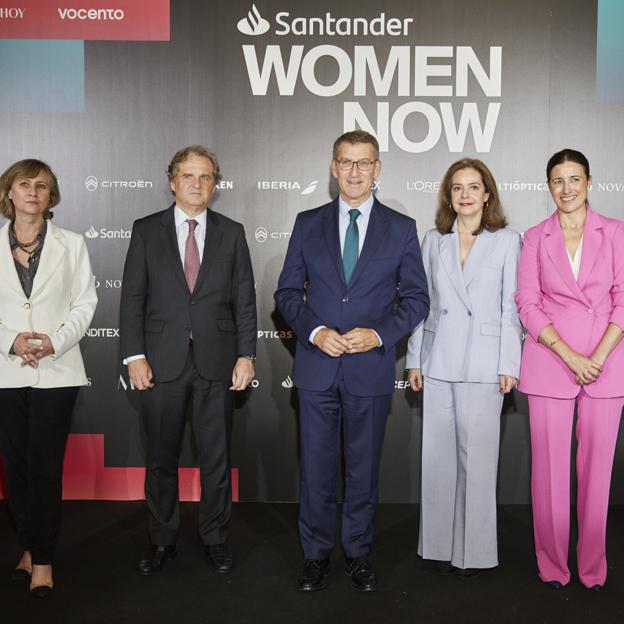 Belén Cano, Global Head of Talent Management & International Mobility Banco Santander; Alberto Núñez Feijóo, presidente del Partido Popular, en la clausura de Santander WomenNOW; Lourdes Garzón, directora de Santader WomenNOW, y Samary Fernández Feito, directora general del área de Lujo, Estilo de Vida y Revistas de Vocento. 