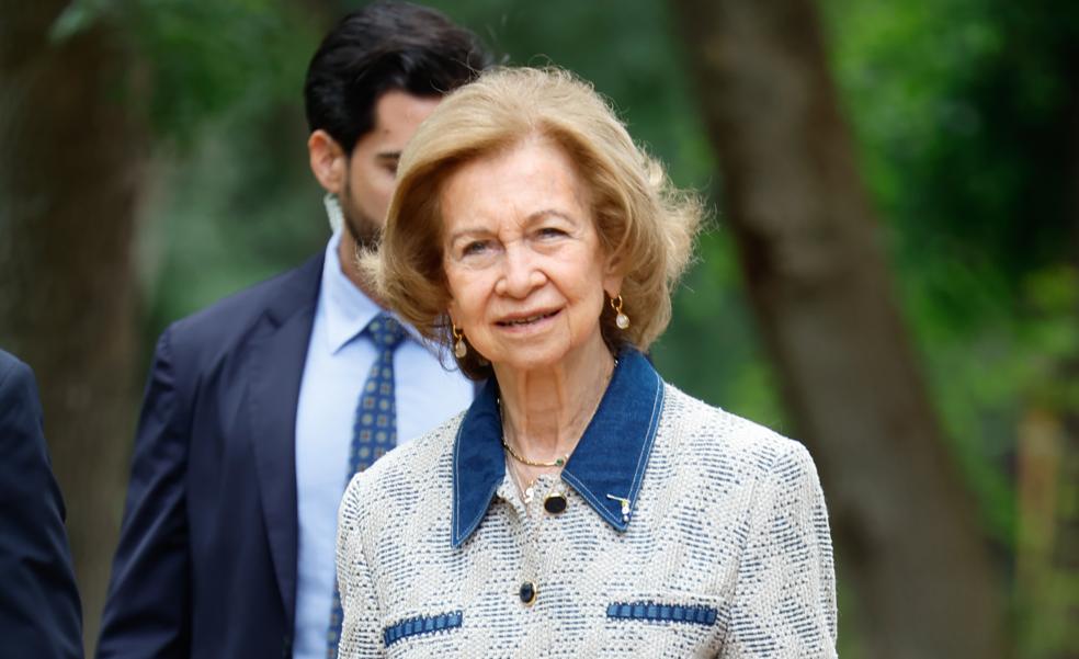 La reina Sofía sorprende en el zoo con un look muy original: así es la chaqueta de estilo denim más atrevida de la emérita