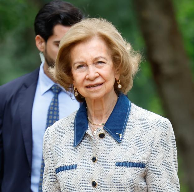 La reina Sofía sorprende en el zoo con un look muy original: así es la chaqueta de estilo denim más atrevida de la emérita