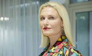 Tosca Musk, CEO de Passionflix (y hermana de Elon Musk), cierra la primera jornada de Santander WomenNOW: «Las películas románticas salvarán el mundo»