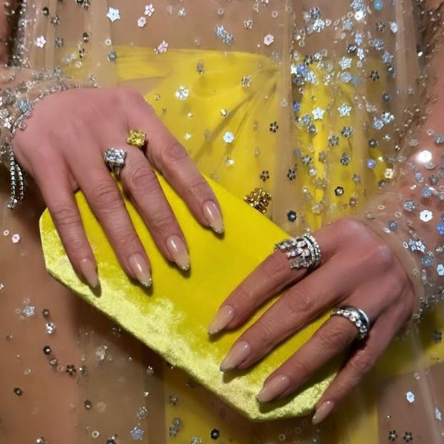 Cómo son las uñas lip oil, la manicura de moda que sienta de maravilla a las manos