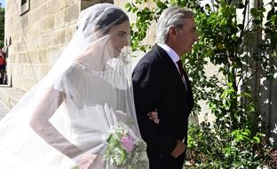 Así ha sido la boda de Blanca Sainz, hija mayor de Carlos Sainz: un vestido de novia espectacular, un padrino orgulloso y 250 invitados