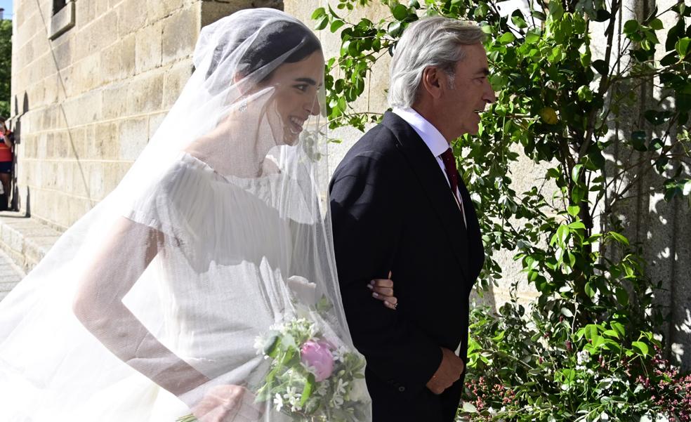 Así ha sido la boda de Blanca Sainz, hija mayor de Carlos Sainz: un vestido de novia espectacular, un padrino orgulloso y 250 invitados