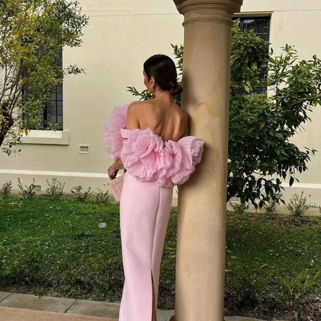 6 vestidos de invitada de color rosa para imitar a las influencers