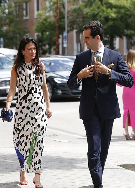 Una invitada con vestido de Esfascinante. Foto: Gtres.