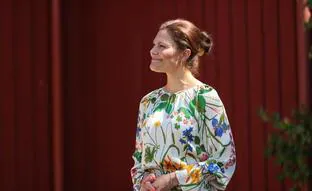 El look de Victoria de Suecia que la reina Letizia podría copiar: deportivas blancas y vestido primaveral