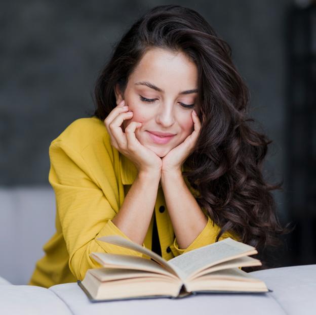 Mujer leyendo un libro. 