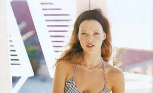 Cómo conseguir las ondas efecto playa de Kate Moss en los años noventa