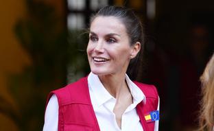 El segundo look cómodo de la reina Letizia en Colombia: lleva los pantalones de tiro bajo más polémicos