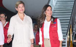 La reina Letizia llega a Colombia con los pantalones cargo de Stradivarius que lo tienen todo: cómodos, tendencia, favorecedores y baratos