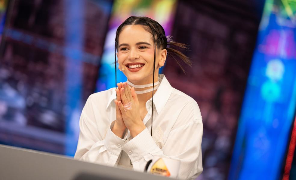 Rosalía desvela en El Hormiguero la primera pista de cómo será su vestido de novia para su boda con Rauw Alejandro