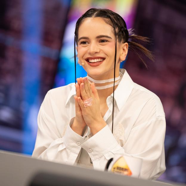 Rosalía desvela en El Hormiguero la primera pista de cómo será su vestido de novia para su boda con Rauw Alejandro