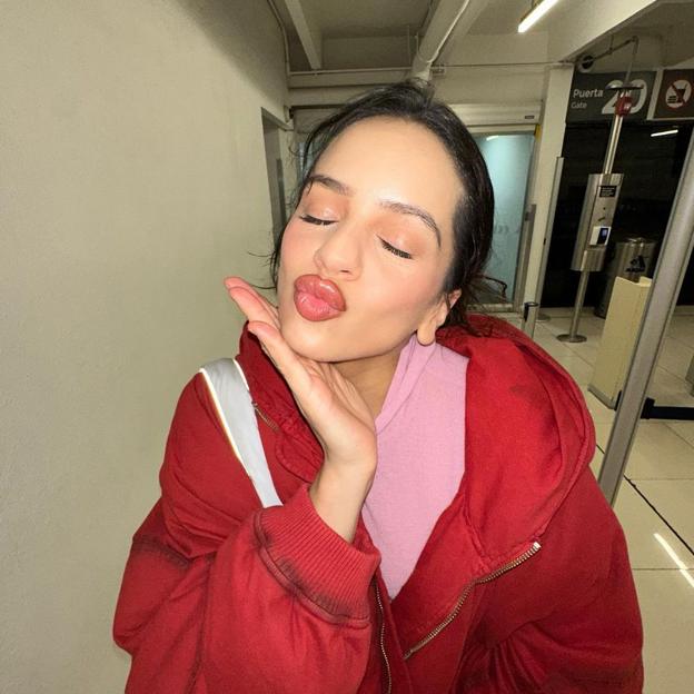 Así es la mascarilla con carbón activo que desconocía Rosalía y se convertirá en su nuevo favorito del mes