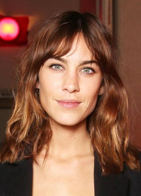 Alexa Chung con flequillo cortina. 