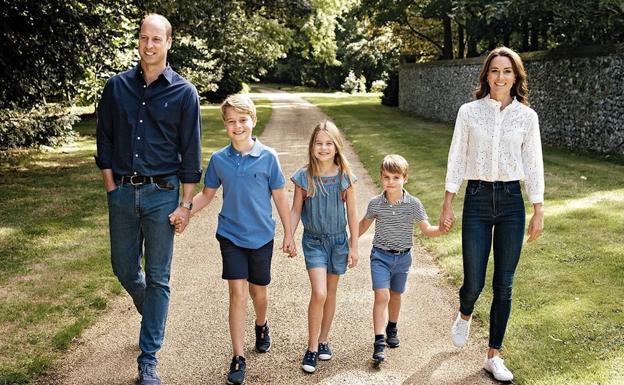 La familia al completo, con Guillermo de Inglaterra y Kate Middleton, príncipes de Gales, junto a sus tres hijos, Jorge, Carlota y Luis. 