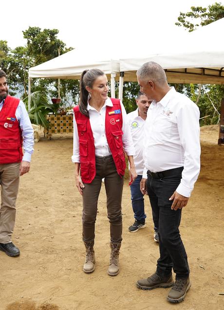 La reina Letizia, a su llegada a la finca cafetera que visitó en Cali. (FOTO: LIMITED PICTURES)