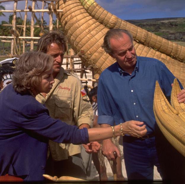 Los reyes de España, don Juan Carlos y Doña Sofía, el presidente de Chile Eduardo Frey, en la balsa Mata Rangi en el campamento de la playa de Anakena en la isla de Pascua. 