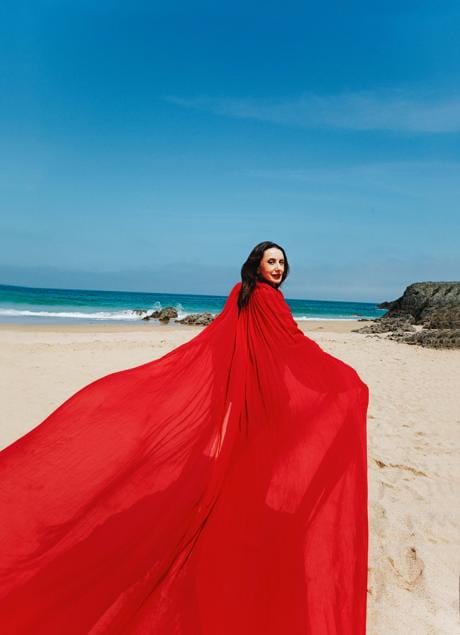 En nuestra foto de portada, Luz Casal lleva chaqueta con capa de Redondo Brand. Fotografía: Ana Abril / Estilismo: Almudena Carnicero