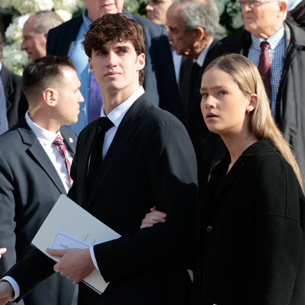 Irene Urdangain junto a su hermano Pablo, en el funeral de Constantino de Grecia.